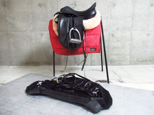 ANKY アンキー 鞍 馬場鞍 Mサイズ 16 1/2インチ ブラック 腹帯 頭絡 鐙 ゼッケン 乗馬 馬術 馬具 Thumbnail